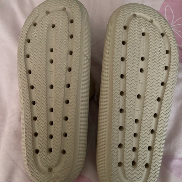 NWOT.  Cushionaire slides, cream/beige. Size 11 women. Never worn. - Picture 2 of 2